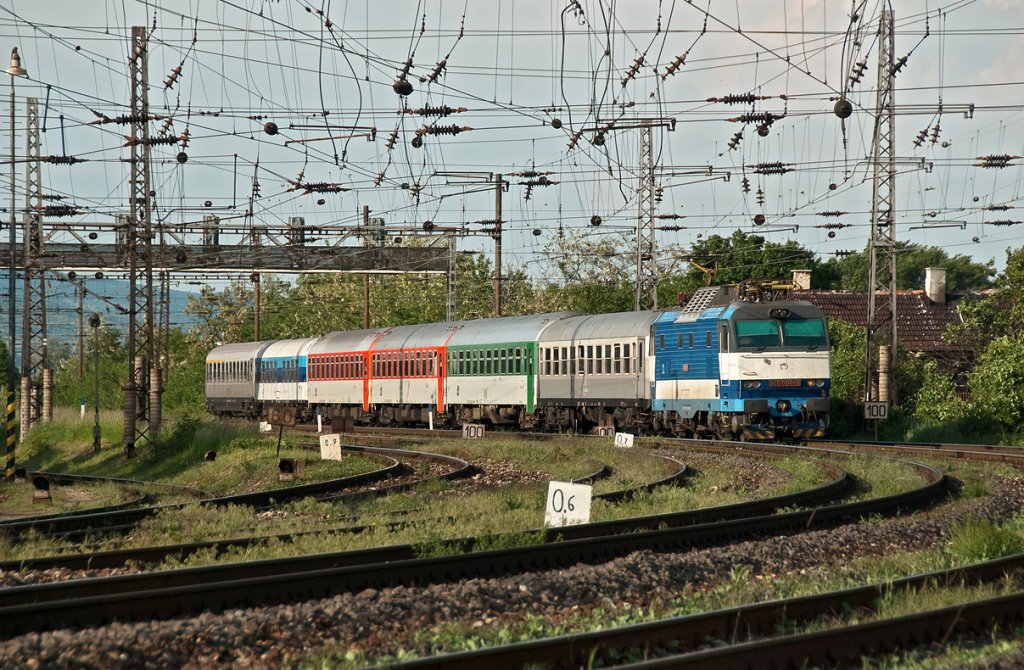 ZSR 350 008 mit EC 344  Avala  (Belgrad - Prag) kurz vor Bratislava hl. n. Die Aufnahme entstand am 22.05.2010.