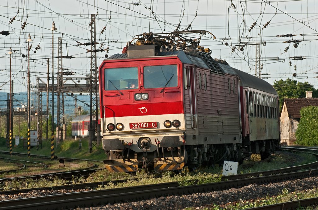 ZSR 362 001 qult sich mit Os 3036 aus Nove Mesto nad Vahom in den Hauptbahnhof Bratislava. Das Foto enstand am 22.05.2010.
