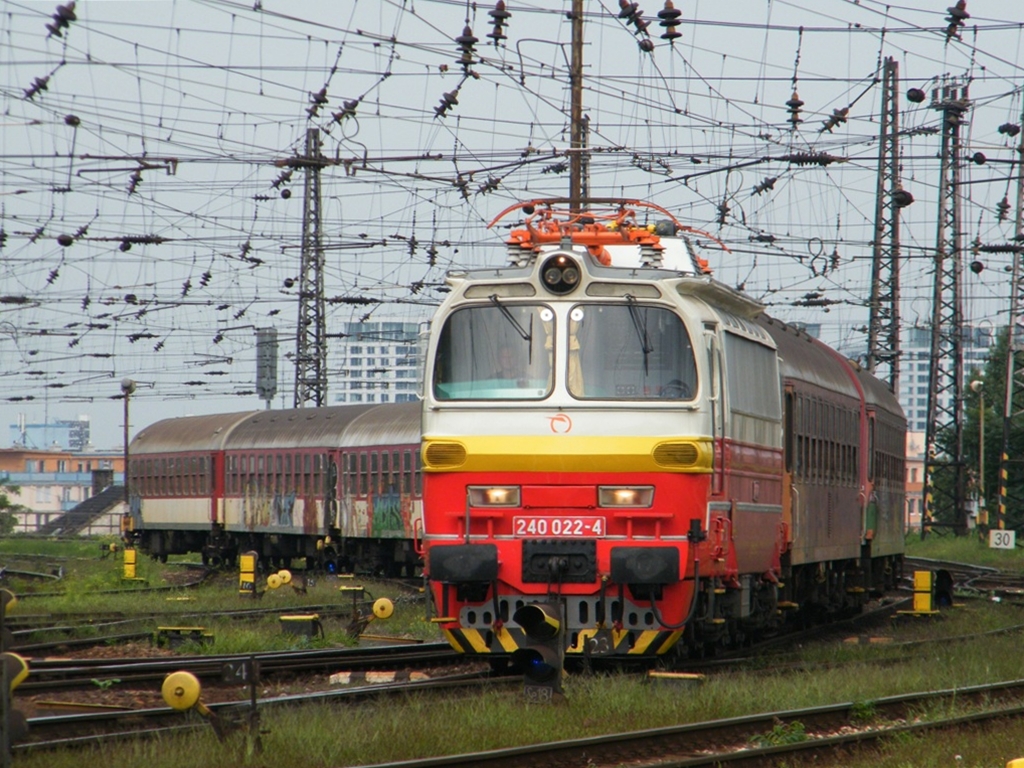 ZSSK 240 022-4 kommt am Hauptbahnhof Bratislava mit einem Schnellzug aus Nove Zamky an, am 04. 08. 2011. 
