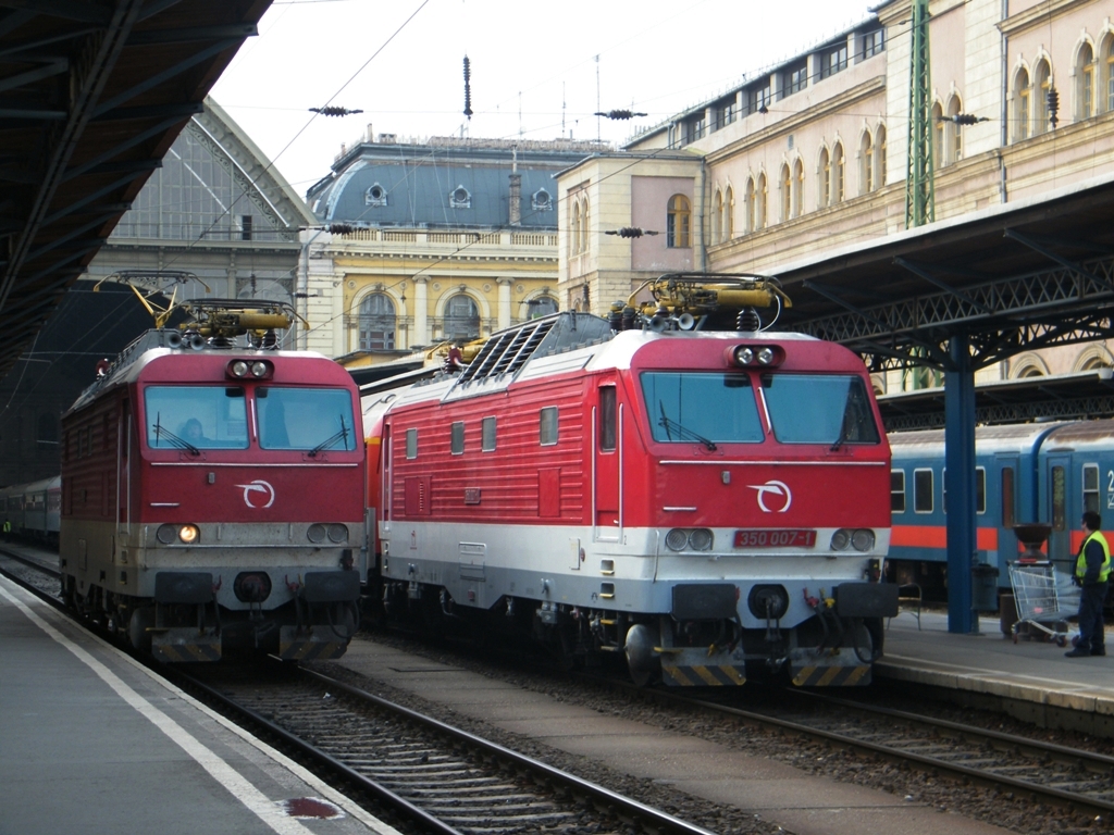 ZSSK 350 001-4 und 350 007-1 nebeneinander am Bahnhof Budapest-Keleti, am 15. 10. 2010. 