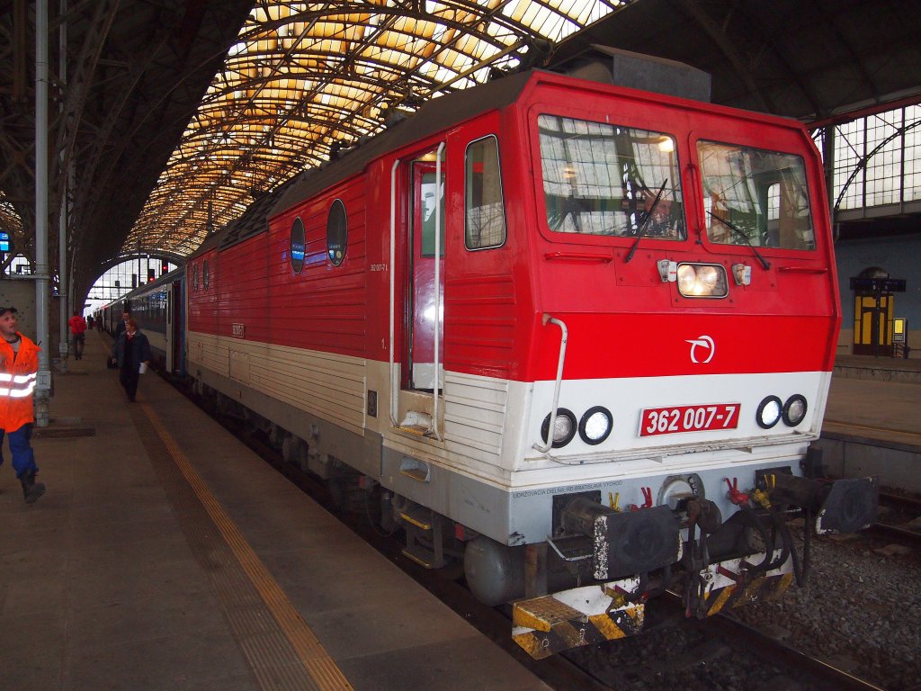 ZSSK 362 997-7 mit Express  Jan Jesenius  aus Richtung Budapest auf dem Hauptbahnhof Prag am 27. 11. 2012.