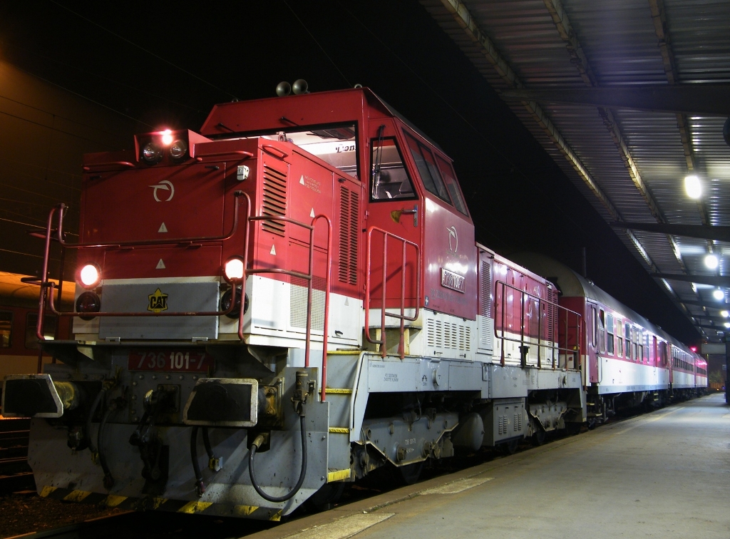 ZSSK 736 101 wartet am Bahnhof Nove Zamky, mit dem Zug nach Luzianky (via Nitra), am 17. 11. 2012. 