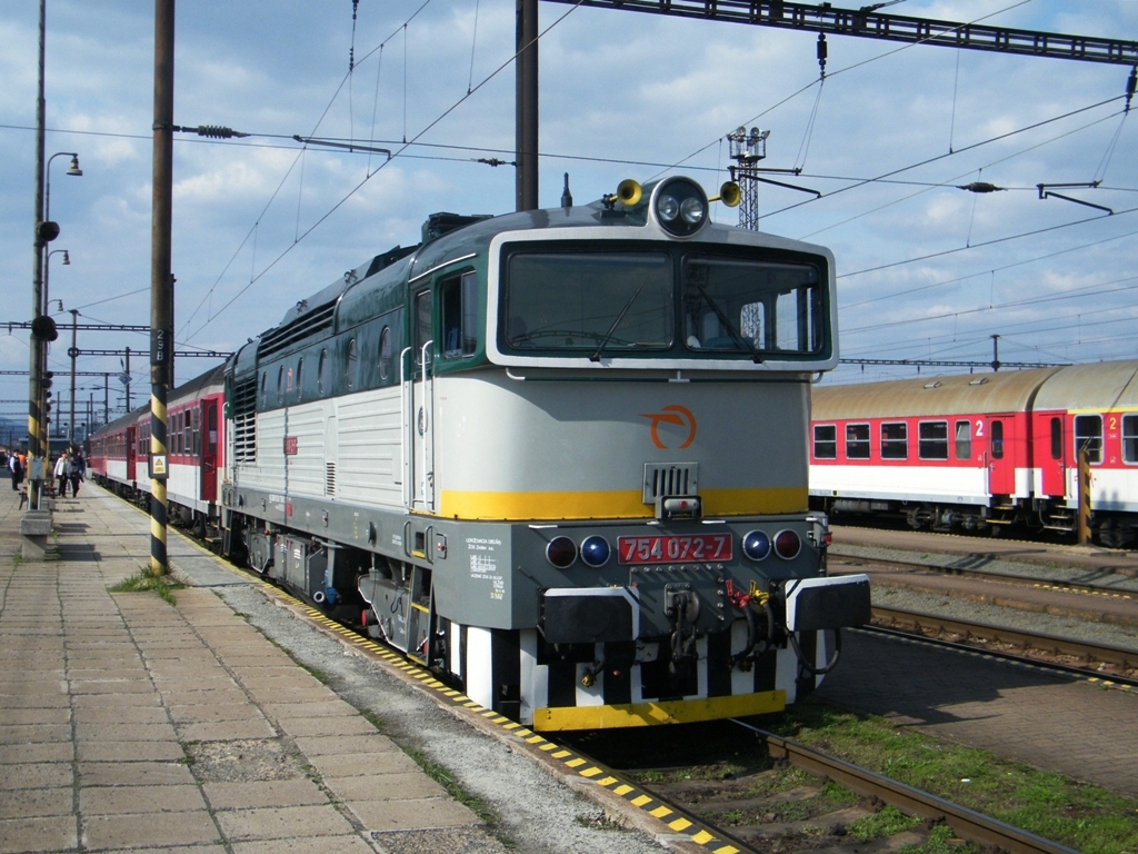ZSSK 754 072-7 wartet am Hauptbahnhof Koscie mit einem Schnellzug, am 16. 04. 2011. 