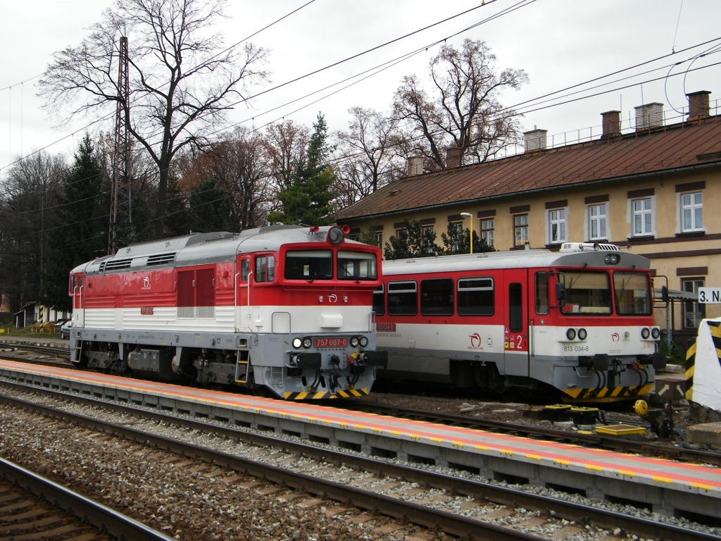 ZSSK 757 007 und 813 037 am Bahnhof Vrutky, am 17. 11. 2012. 