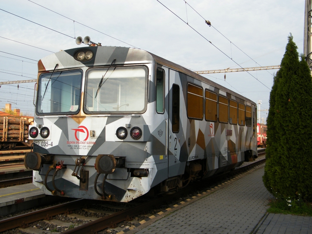 ZSSK 812 035 steht am Bahnhof Levice, am 17. 11. 2012 
