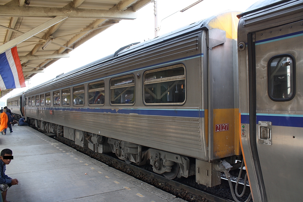 Zu den 12 Triebwagen APD.20 (SRT-Nr. 2513 - 2524) wurden von Daewoo Heavy Industries 1995 auch 8 Triebwagen ohne Führerstand (SRT-Nr. 2121-2128) geliefert. - Das Bild zeigt den, im SP EXP DRC 12 von Chiang Mai nach Bangkok eingereihten APN 2127 am 14.März 2012 in der Phitsanulok Station.

