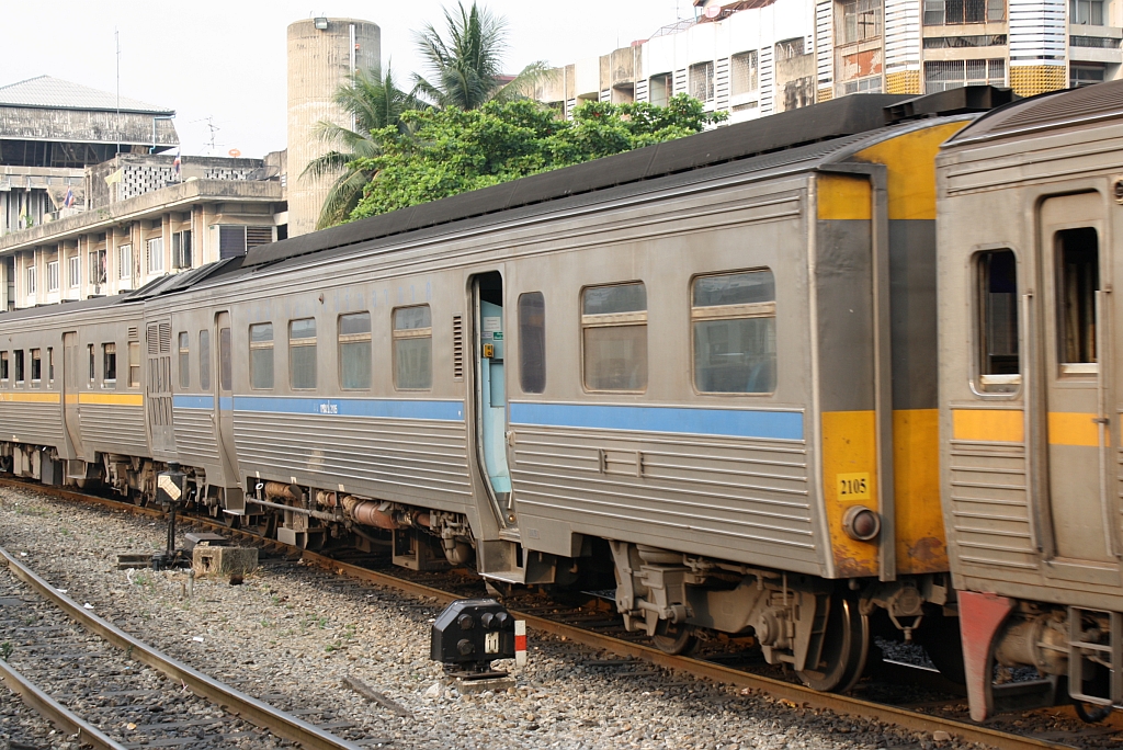 Zu den 1985, von Tokyu, Fuji Heavy Industries and Nippon Sharyo gebauten, Triebwagen NKF 1201-1264 wurden auch 12 klimatisierte, f�hrerstandslose Triebwagen 2.Klasse mit den Nummern 2101-2112 mitgeliefert. Das Bild zeigt den ATC 2105 (1A' 2', dh, Tokyu Car Corp., Bj.1985) am 12.M�rz 2011 im Bf. Hua Lamphong.