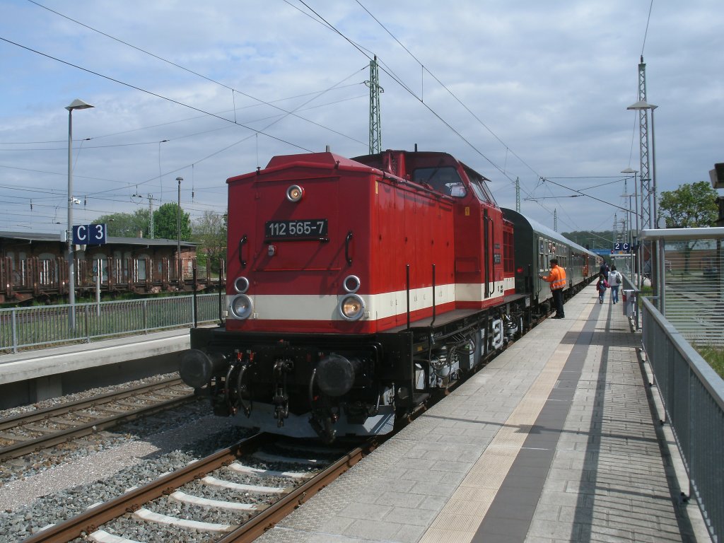 Zu der Aufgabe von der PRESS 112 565 z�hlte,am 19.Mai 2012,im Abschnitt Bergen/R�gen-Putbus,als Zuglok vor dem Sonderzug Cottbus-Putbus.Hier stand der Zug zur Abfahrt nach Putbus in Bergen/R�gen.