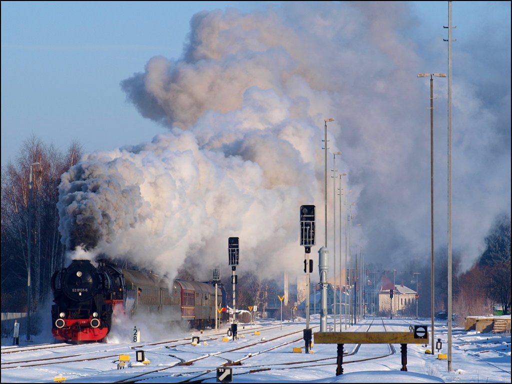 Zu den beliebten Advents-Sonderfahrten ins tief verschneite Erzgebirge ist 52 8131 unterwegs, hier durch den ehemaligen Gterbahnhof Chemnitz-Sd . 08.12.2013.