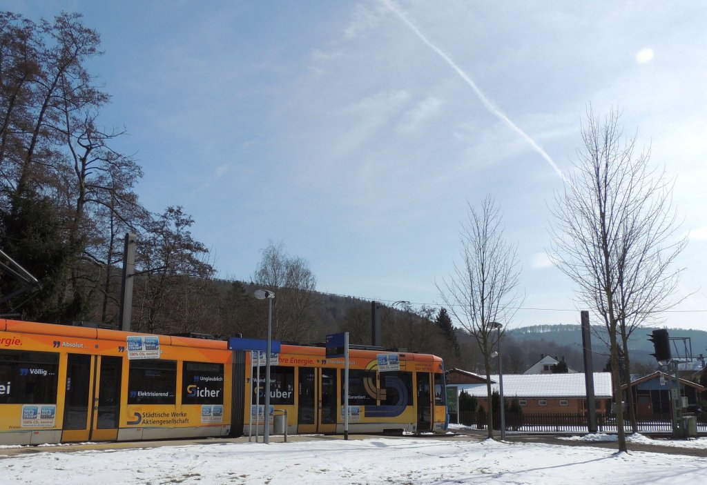 Zu Besuch bei der Lossetalbahn: Mal eine etwas andere Perspektive, kurze Verschnaufpause in nachmittaglicher Sonne fr Wagen 635, im Hintergrund der Kaufunger Wald (16.3.2013).