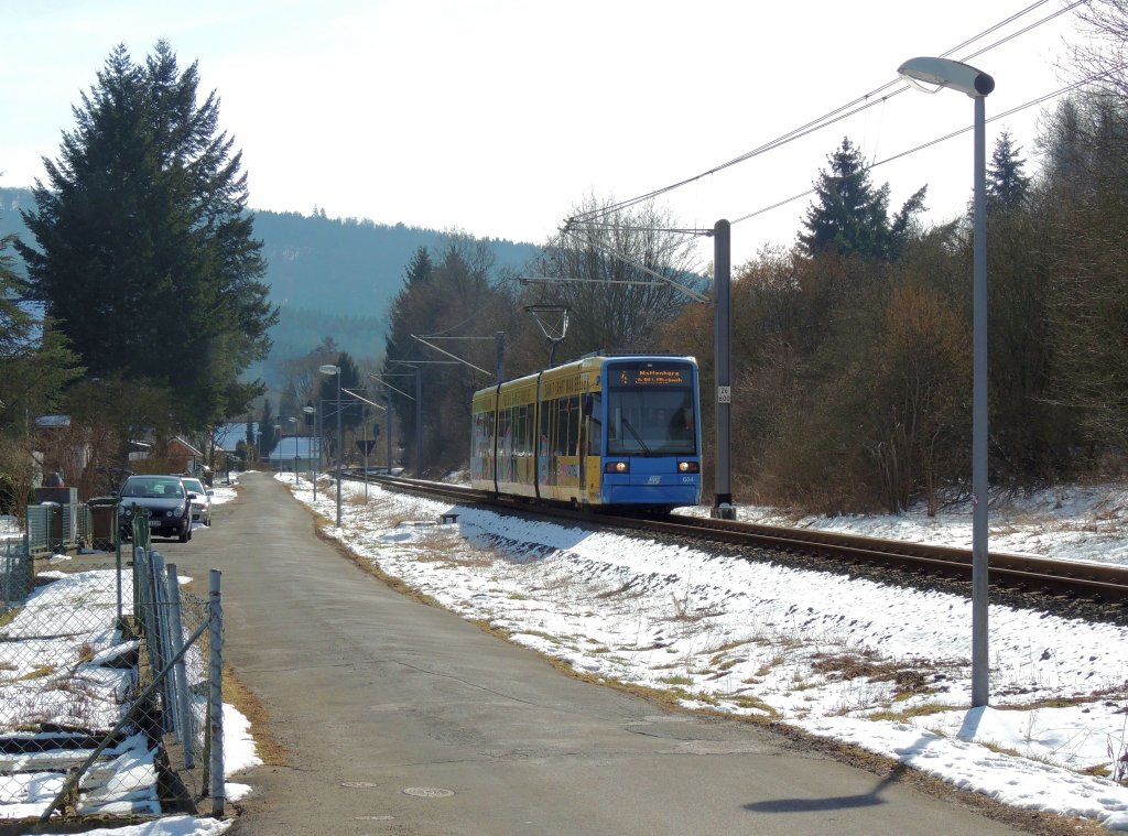 Zu Besuch bei der Lossetalbahn: Wagen 604 der Linie 4 auf dem Weg zum Bahnhof Helsa (16.3.2013).