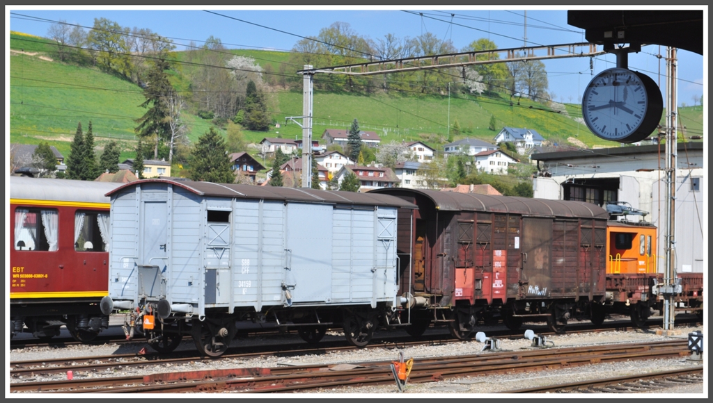 Zu einer Dampflok gehren auch die entsprechenden Wagen, Huttwil (15.04.2011)