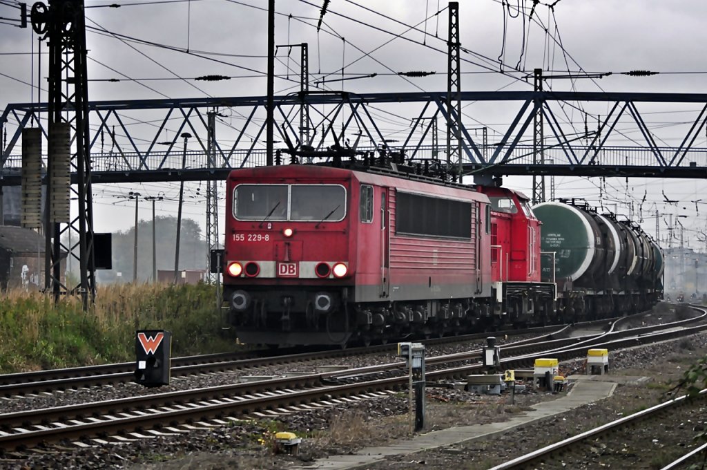 zu DR-Zeiten ein allt�gliches Bild in Stralsund - Kuppelwagen und dann umgespurte russische Breitspurwagen, hier gezogen von 155 229+298 318 am 14.10.2010 aus dem Bf Stralsund nach Mukran