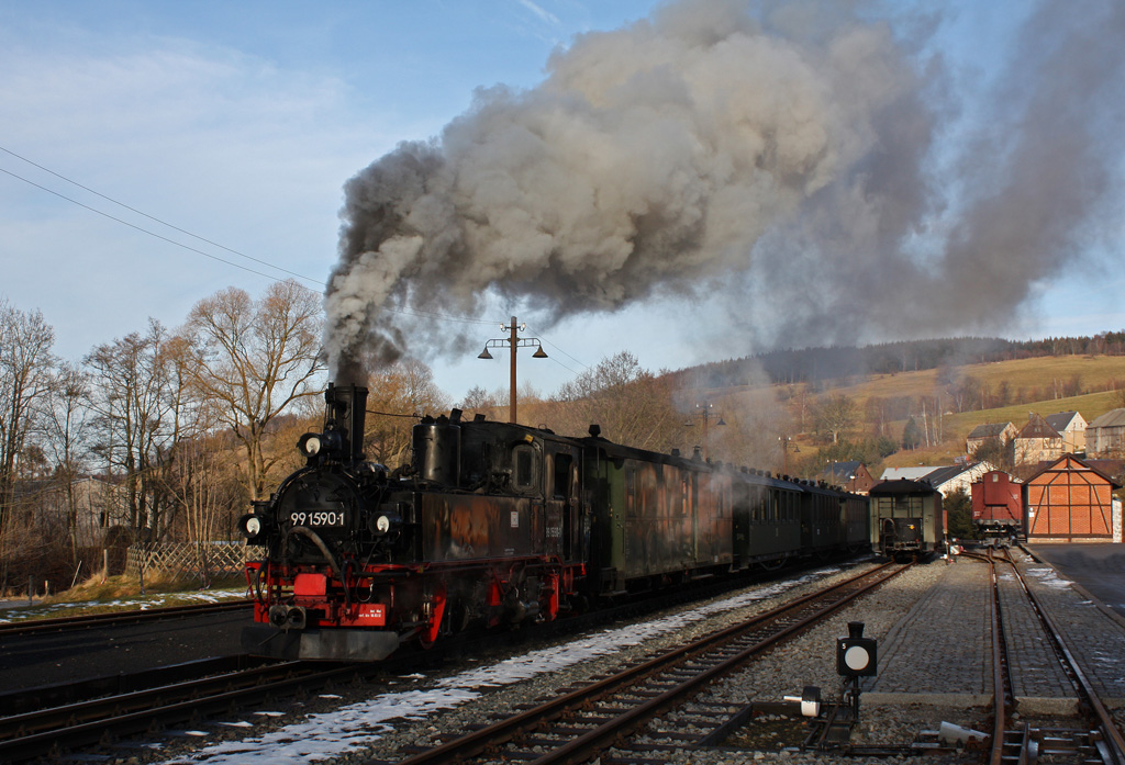 Zu den  Fahrten zum Jahreswechsel  kam in diesem Jahr auch 99 1590-1 zum Einsatz. Hier verlt die IV K am 28.12.2011 mit ihrem Personenzug den Bahnhof Steinbach.