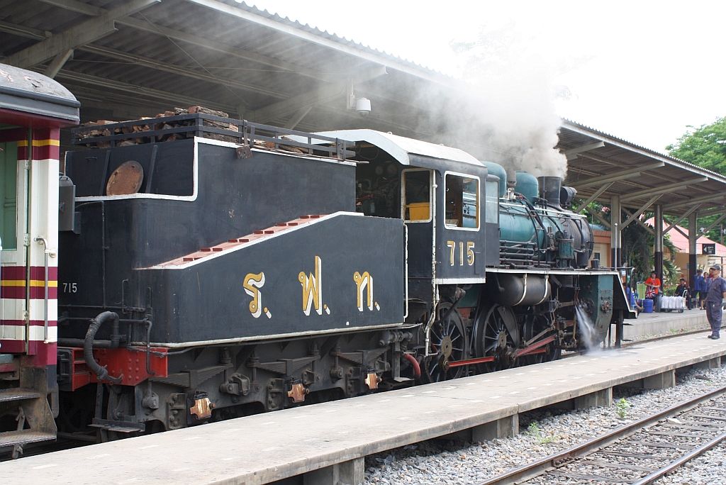 Zu Filmaufnahmen eines thailändischen Fernsehsenders stand am 31.Mai 2013 die SRT 715 (ex JNR C56.17, 1'C-h2, Nippon Sharyo, Bauj. 1935, Fab.Nr. 374) im Bf. Thon Buri unter Dampf.

