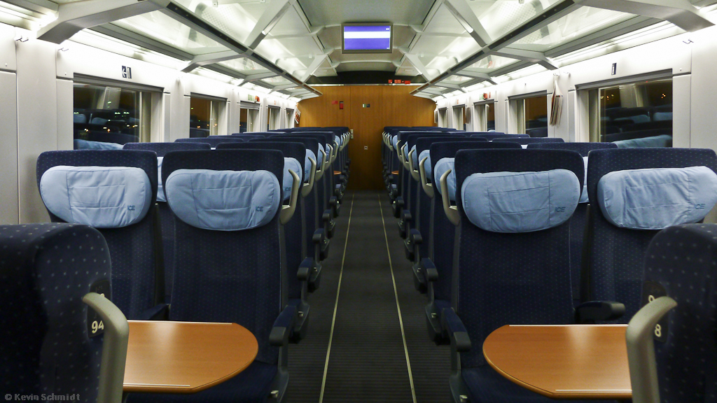 Zu fr�her Stunde war der Innenraum im Wagen 31 (ICE 2-Steuerwagen) des ICE 956 (ab Berlin Ostbf 5:26 Uhr) erwartungsgem�� menschenleer, so dass ich die Gelegenheit zu einer Aufnahme des redesignten Innenraums nutzte. Charakteristisch sind die Haltegriffe an den Sitzen (an denen sich etwas kr�ftiger gebaute Menschen im Vorbeigehen nun noch st�rker abst�tzen k�nnen) sowie die Monitore an der Wagendecke. (10.12.2011)