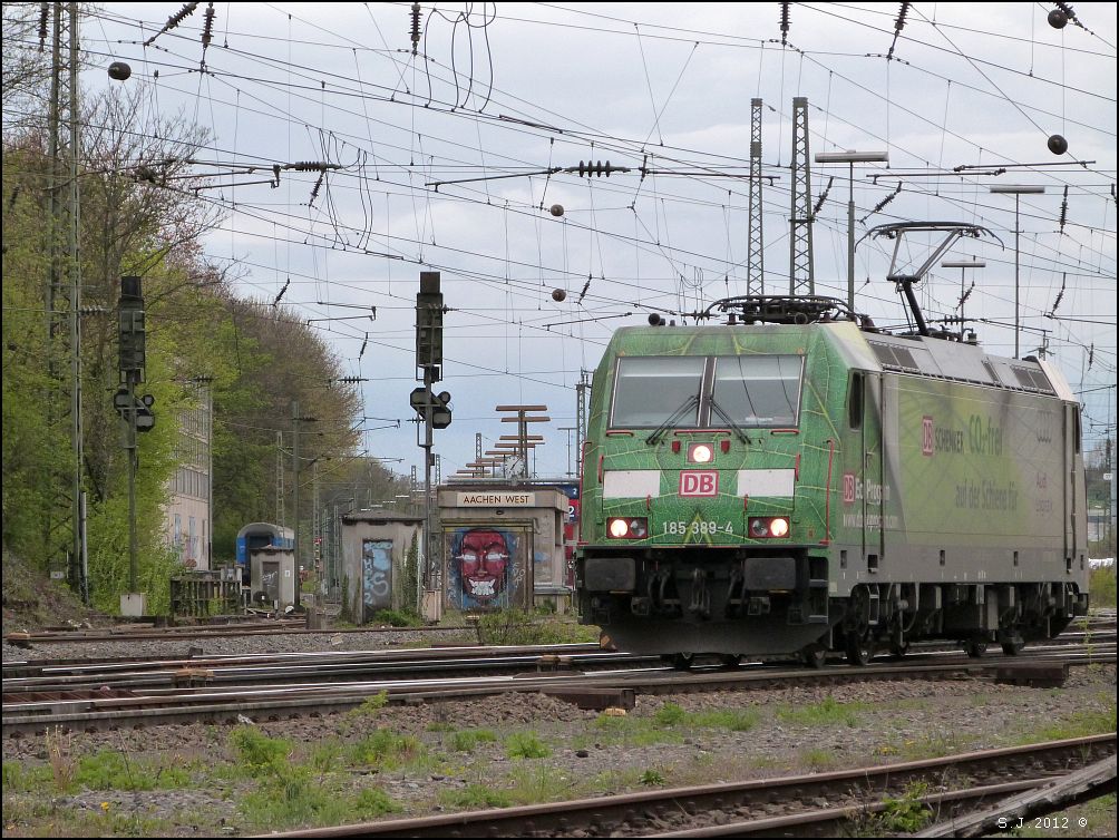 Zu Gast im Aachener Westbahnhof war diese 185 ger Werbelok der DB Schenker am 
26 April 2012. 