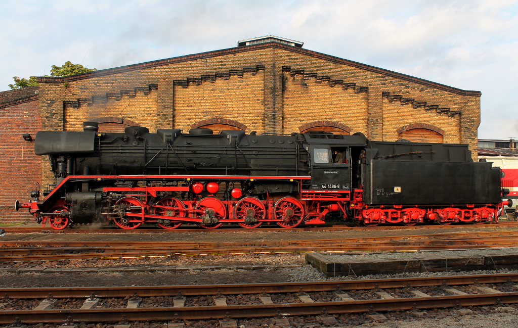 Zu Gast beim 9. Eisenbahnfest im Bw Berlin-Schneweide am 08.09.2012, die 44 1486-8 der Eisenbahnfreunde Stafurt e. V..