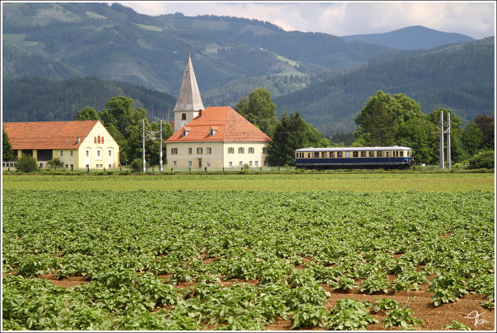 Zu Gast beim heurigen Andampfen in Knittelfeld ist der Dieseltriebwagen 5042 014, hier bei einer Pendelfahrt als Sdz E 17255 von Pls nach Knittelfeld. 
Lind bei Zeltweg 2.6.2011
