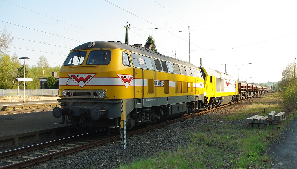 Zu Gast in Eschwege West ber Ostern zu den umfangreichen Bauarbeiten waren u.a. die 216 032-3 (Lok 6) sowie die 264 011-8 der Firma Wiebe. Aufgenommen am 20.04.2011.
