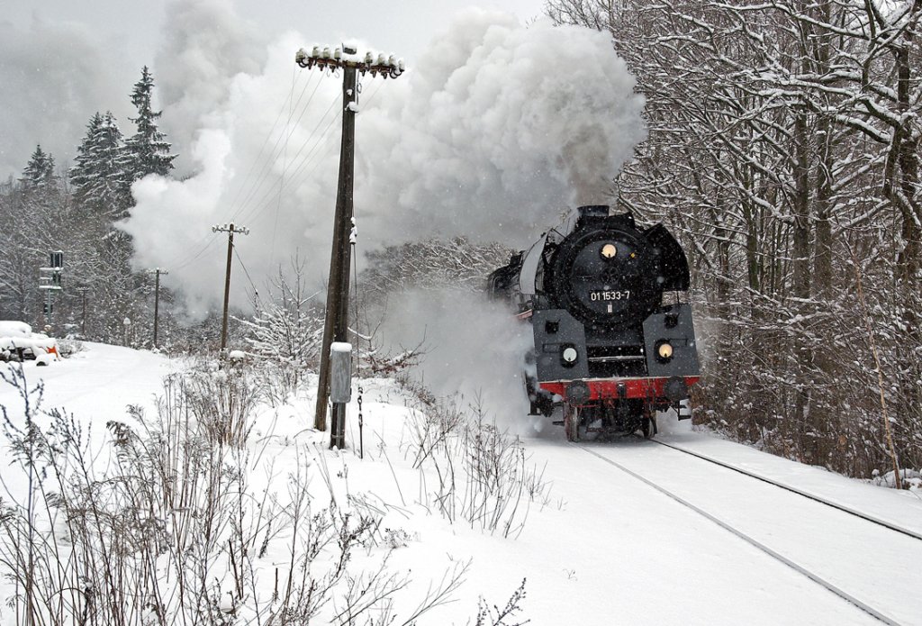 Zu Gast in ihrer alten Heimat: 01 1533-7 der sterreichischen Gesellschaft fr Eisenbahngeschichte kam im Februar 2009 fr Schulungszwecke auf die Strecke zwischen Dresden und Zittau, hier in der Steigung und im Kampf mit Schneemassen bei Neukirch, Lausitz ( West ).