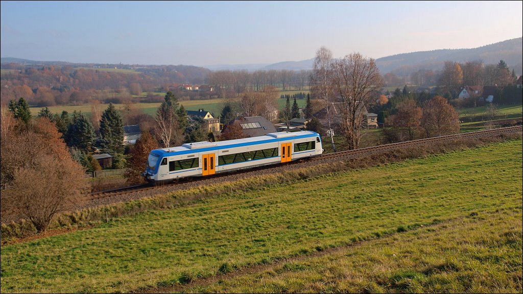 Zu Gast im Zschopautal: ein Blau-Weiss-Gelber Triebwagen der Freiberger Eisenbahngesellschaft, hier bei Niederwiesa am 19.11.2012.