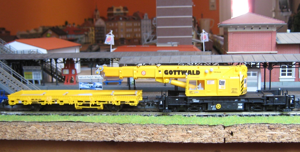 Zu guter letzt noch der  Gottwald  Gleiskran fr Leonhard Weiss im Einsatz. (Kibri/Bausatz). Und ganz ehrlich, wenn man soviel Kibri Baumaschinen zusammengeklebt hat, beginnt man ihre realen Vorbilder auch etwas genauer zu betrachten und mit anderen Augen zu sehen ;) (Aufnehme: 08.02.2012).