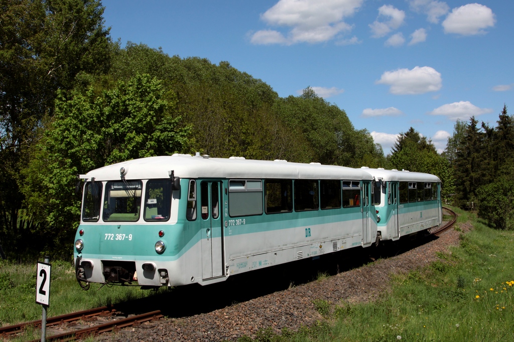 Zu Himmelfahrt (17.05.2012) wurde wieder, durch den Wisentatalbahn e.V., auf der eh. KBS643 zw. Schönberg/Vogtl. und Schleiz West gefahren. Hier 772 367+772 155 vor Schleiz West, auf dem noch vorhandenen Reststück der eh. Schleizer Kleinbahn.  