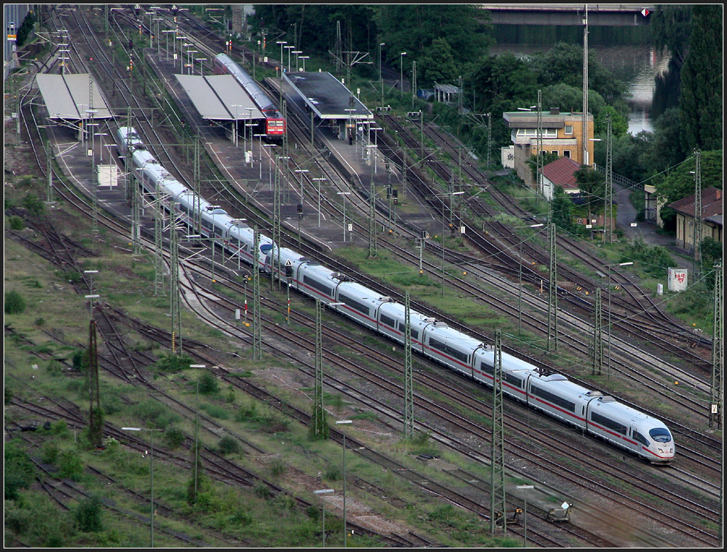 Zu lang für diesen Bahnhof - 

Die Bahnsteige des Bahnhofes in Esslingen wären zu kurz um einen Fahrgastwechsel eines ICE3-Zuges zu ermöglichen. 

22.05.2011 (M)