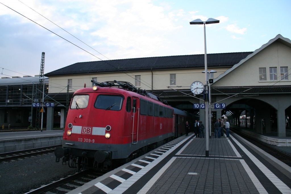 Zu meinem heutigen Geburtstag hier mal eine kleine Auswahl der schnsten Schnappschss des Jahres 2013, die ich bis jetzt machen konnte:

113 309-9 mit dem Az 13409 am 24.05.13 in Darmstadt Hbf.