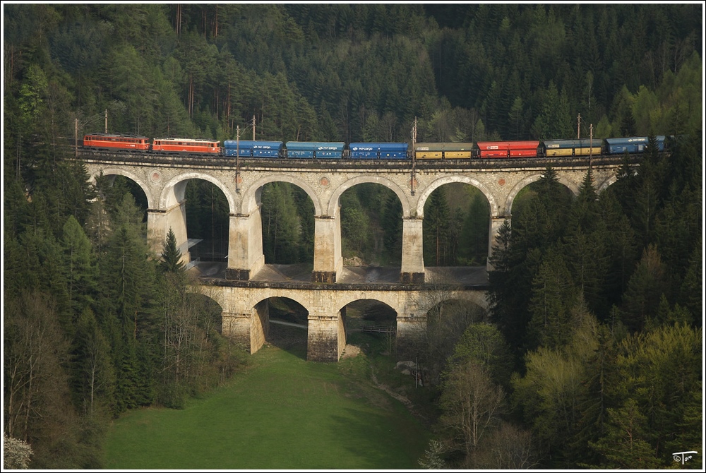 Zu meiner Freude gab es gestern am Semmering ein blutorangenes 42er Tandem zu sehen.1142 566 und 1142 682  bespannten den Kohlenleerzug 49046 von Donawitz nach Stadlau.
Breitenstein Kalte Rinne 27.4.2011