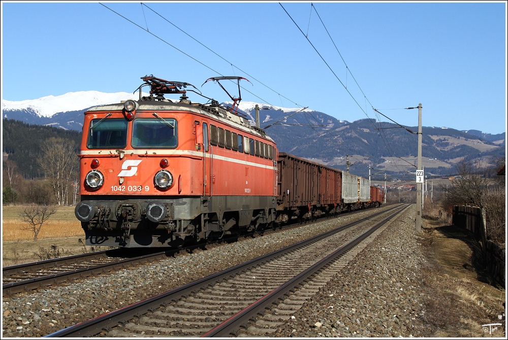 Zu meiner Freude war gestern der Gterzug 56603 von Wien Zvbf nach Knittelfeld mit der blutorangen 1042 033 bespannt.
St Margarethen 7.3.2011