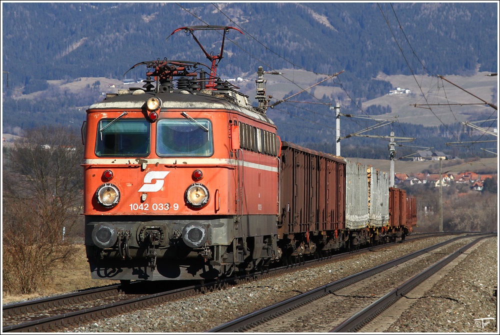 Zu meiner Freude war gestern der Gterzug 56603 von Wien Zvbf nach Knittelfeld mit der blutorangen 1042 033 bespannt. 
St Margarethen 7.3.2011

