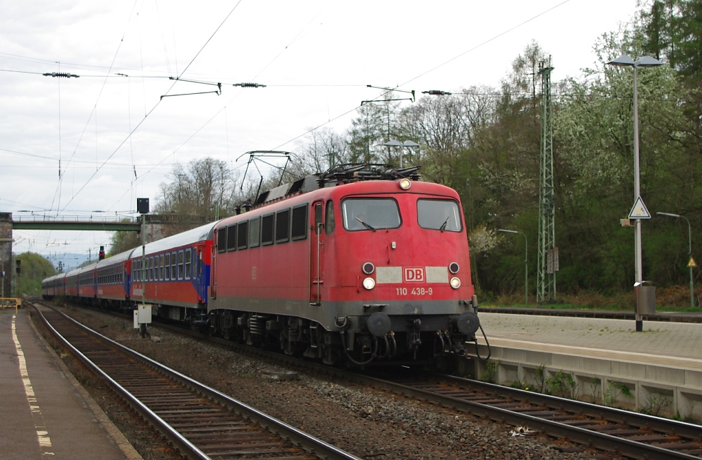 Zu meiner berraschung lie sich am 15.04.2011 auch eine 110, mit Sonderzug, in Fahrtrichtung Norden in Eichenberg blicken! Hier ist es die 110 438-9.