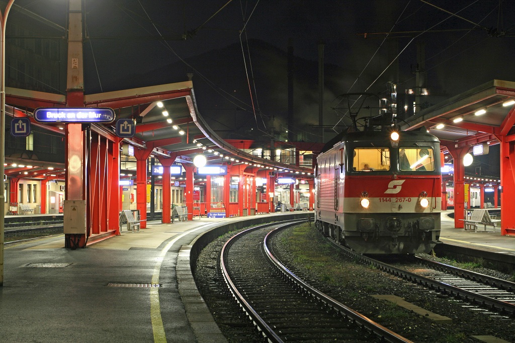 Zu nchtlicher Stunde steht die 1144 267 am 3.03.2007 in Bruck/Mur am Bahnsteig 4.