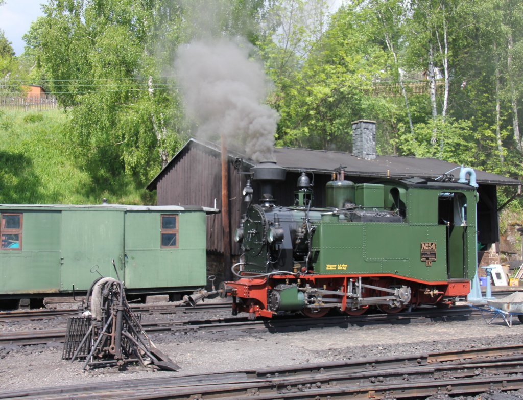 Zu Pfingsten dampfte es wieder krftig im Pressnitztal.Hier rangiert die schsische 1K Nr.54 in Jhstadt.27.05.2012.