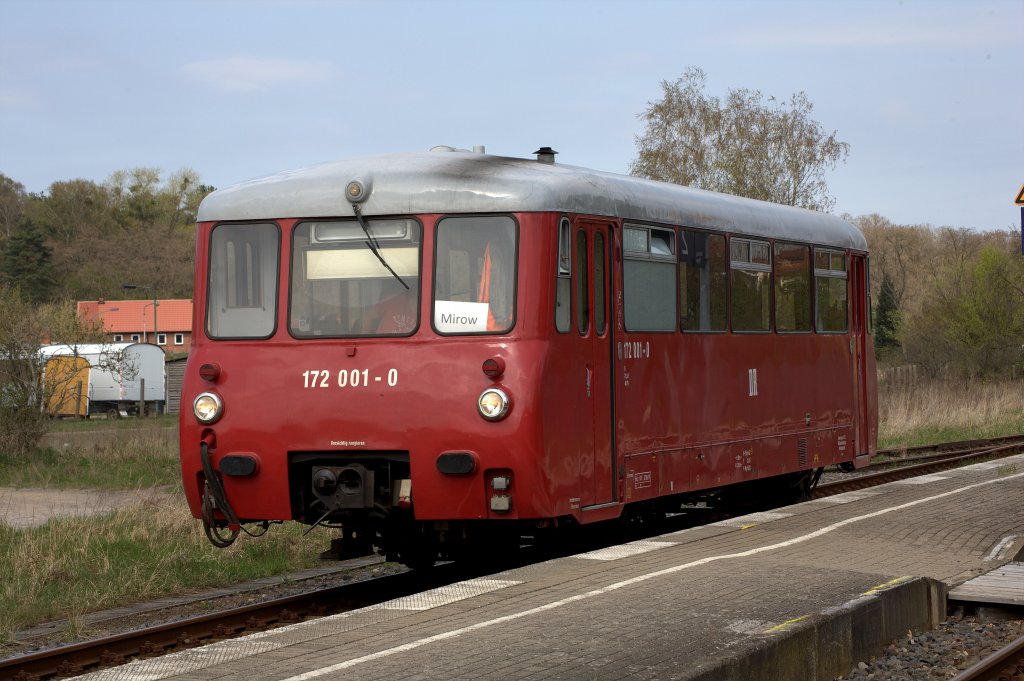 Zu Plandienstehren kommt hier  VT  172 001 - 1  auf der Strecke Neustrelitz - Mirow.
Am  02.05.2013 beim Halt in Wesenberg um 14:28 Uhr. Es stiegen 5 Fahrgäste aus.