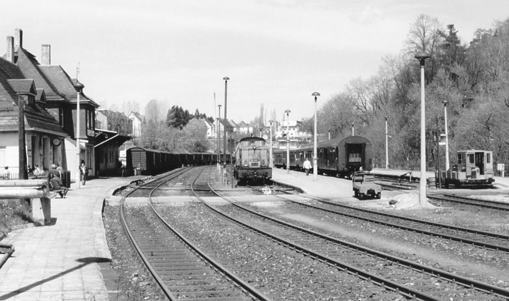 Zu Reichsbahnzeiten waren lngere Aufenthalte in Lobenstein fast unvermeidlich. Die Pause wurde am 13.5.91 unter anderem zum Rangieren genutzt, damit die Zuglok 106 480 die Reise nach Blankenstein nur noch mit den beiden ersten Personenwagen und neuer Zugnummer fortsetzen konnte.