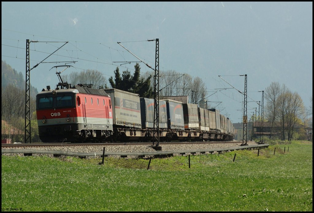 Zu sehen ist 1144 203 mit einem schnen KLV-Zug der der Gerade den BF Oberaudorf verlassen hat und Richtung Rosenheim unterwegs ist. (09.04.2011, Niederaudorf) 