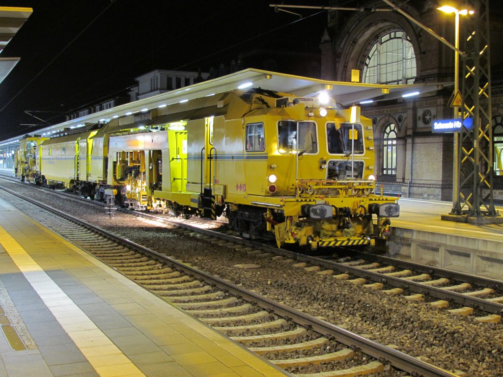 Zu den spten Stunden am Abend des 16.04.2011 wartet eine Baumaschine auf ihren Einsatz zum Stopfen des Streckengleises in Richtung Holthusen