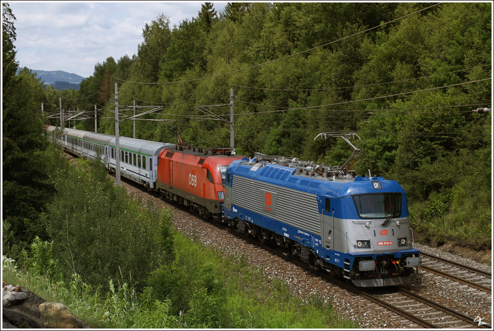 Zu Testzwecken wurde am 1.7.2011 die Skoda CD 380 019 dem EC 102  Polonia  vorgespannt, welchen ich nahe Zeltweg ablichten konnte. 