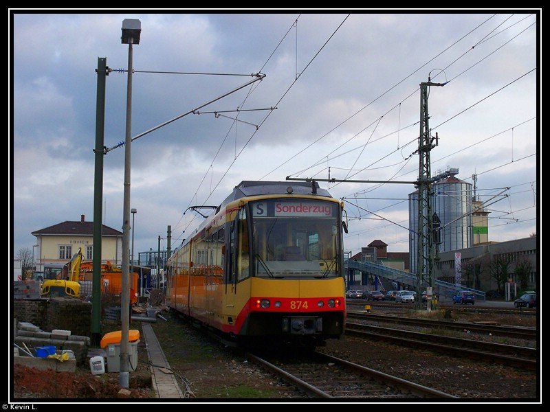 Zu Vorfhrzwecken stand der Karlsruher Tw 874 im Hauptbahnhof von Sinsheim (Elsenz) abgestellt. Aufgenommen am 12.12.2009