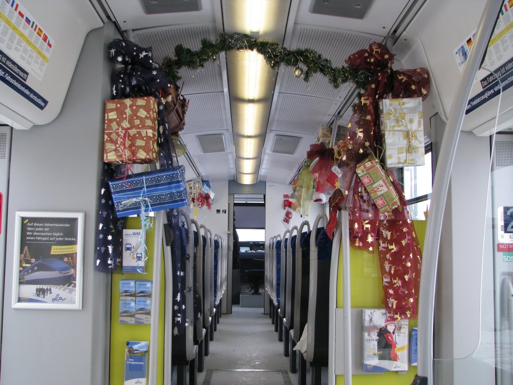 Zu Weihnachten bunt geschmckt die Lint der Ostseeland Verkehr GmbH auf der Strecke Rehna Schwerin Parchim am 03.12.2010