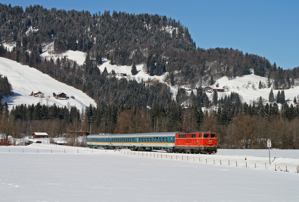 Zu den wohl unbestritten schnsten Gegenden Deutschlands zhlt, insbesondere im Winter, das Oberallgu im Sden Bayerns. Im Februar 2010 wurde kurze Zeit die 2143.021 der Staudenbahn-Verkehrsgesellschaft vor den Alex-Zgen zwischen Immenstadt und Oberstdorf eingesetzt. Bei herrlichem Winterwetter und erstaunlich angenehmen Temperaturen erreicht die Lok am 16. Februar 2010 mit dem ALX 39954 von Mnchen nach Oberstdorf in wenigen Minuten den Zielbahnhof.