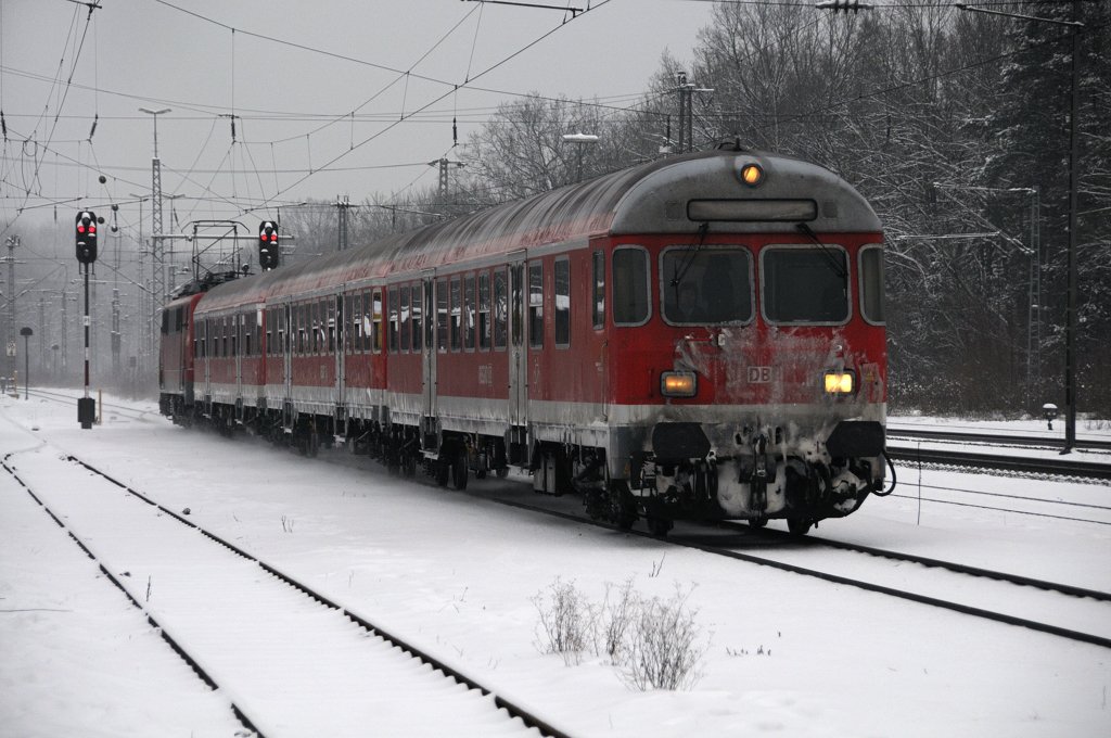 Zuckerguss mit Regionalbahn... aus dem Hellen... (Neuoffingen, 14.01.2010).