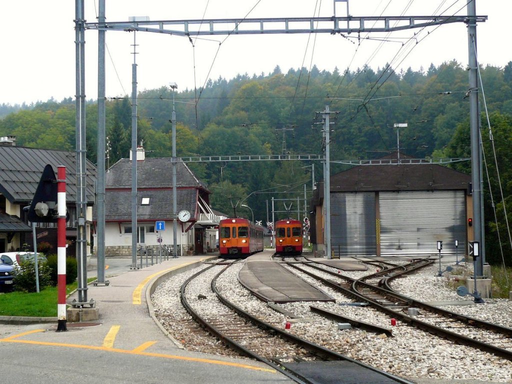 Zge 211-302 und 203-301 im nebligen St.Cergue, 30.September 2010.