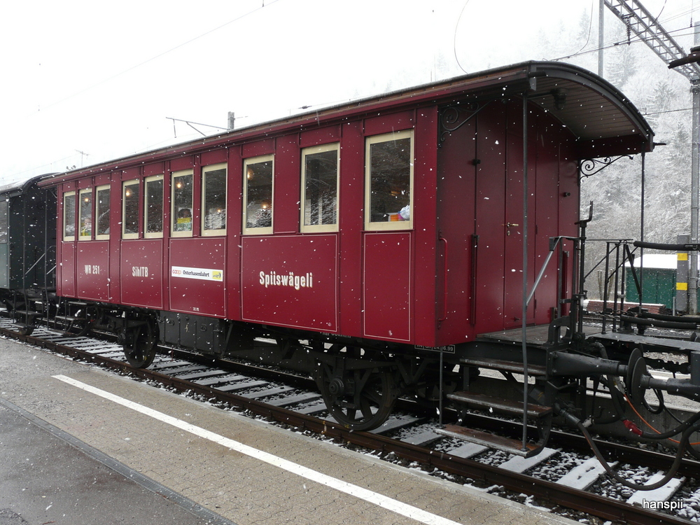 Zrcher Museumsbahn - Fahrt zum Osterhasen mit dem  Spiiswgeli  Speisewagen WR 251 im Extrazug im Bahnhof Sihlwald am 31.03.2013
