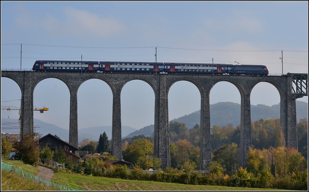 Zrcher S-Bahn auf dem Eglisauer Rheinviadukt. Mein erster Ausflug dorthin berraschte mich doch sehr ob der Gre dieses Bauwerks. Eglisau, im Oktober 2011.