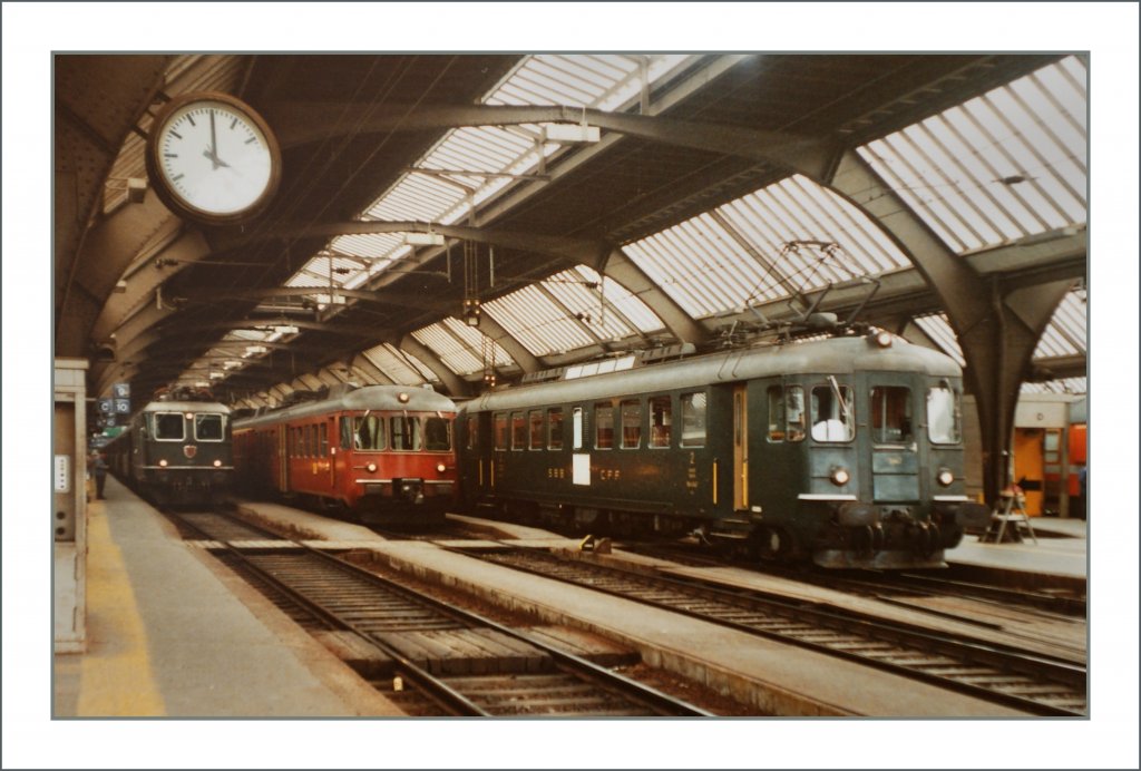 Zrich, am 25. Juli 1984, um 16 Uhr: Schn aufgereiht warten auf ihre Abfahrten eine SBB Re 4/4 II mit eine breiten DB/BB Stromabnehmer, eine RABDe 12/12 und der RBe 4/4 1447.
