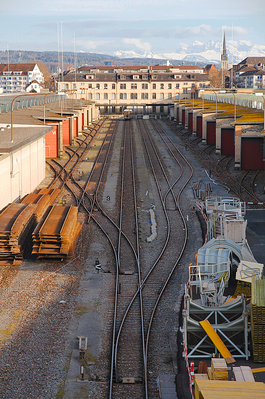 Zrich-Gterbahnhof, Blick von der Hardbrcke auf Gleisstrnge und Depots. Im Hintergrund die Alpen, 05. April 2010, 18:40